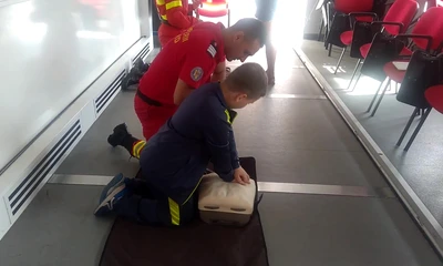 Curs de prim ajutor în cadrul Caravanei SMURD, la Vâlcea: masajul cardiac