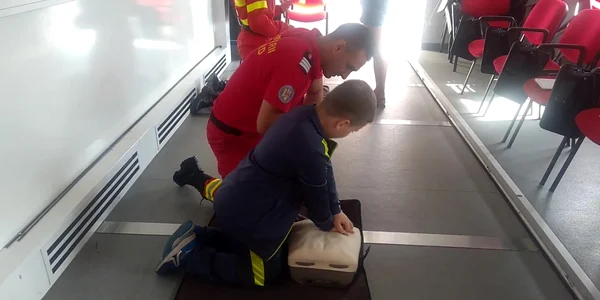 Curs de prim ajutor în cadrul Caravanei SMURD, la Vâlcea: masajul cardiac