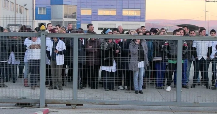 Muncitorii au ieşit în curtea fabricii pentru a-şi striga nemulţumirile. FOTO: Dejeanul.ro