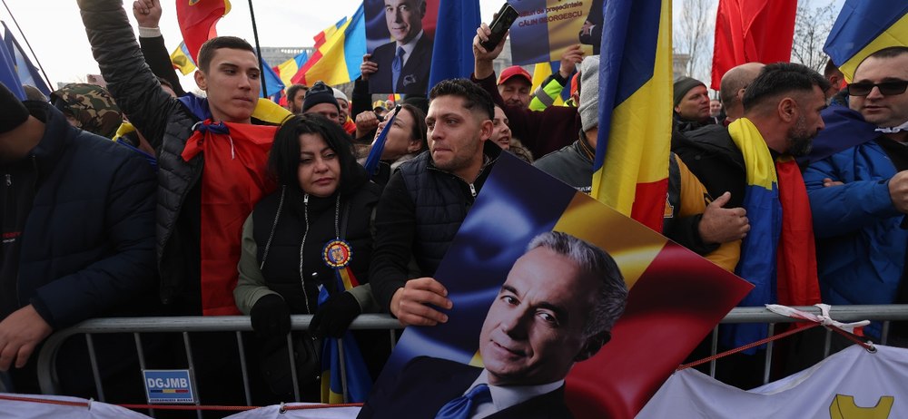 LIVE TEXT Mitingul de la CCR al susținătorilor lui Călin Georgescu. Jurnaliști jigniți și amenințați de protestatari. Au aruncat cu sticle și au vandalizat o mașină