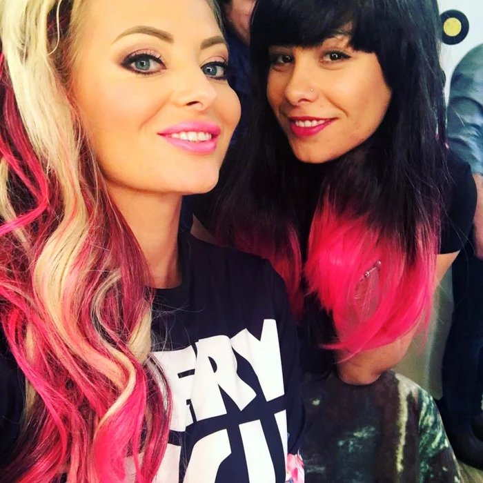 Delia a trecut de la verde la roz