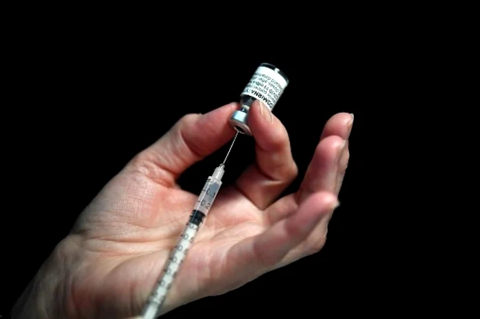 
    S-a constatat că vaccinul induce un răspuns imun puternic la copiii cu vârsta cuprinsă între 5 şi 11 ani, într-un studiu clinic cu 2.268 de participanţi, au spus companiile luna trecutăfoto: AFP  