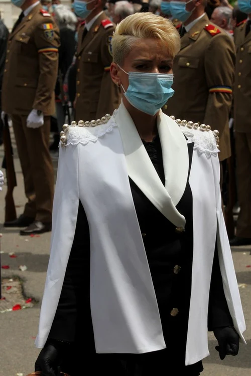 
    Blonda misterioasă de la funeraliile lui Dichi, profund emoționatăfoto: BLITZ / CLICK!  