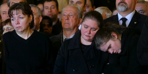   Ioana Păunescu (prima din stânga), la înmormântarea tatălui ei