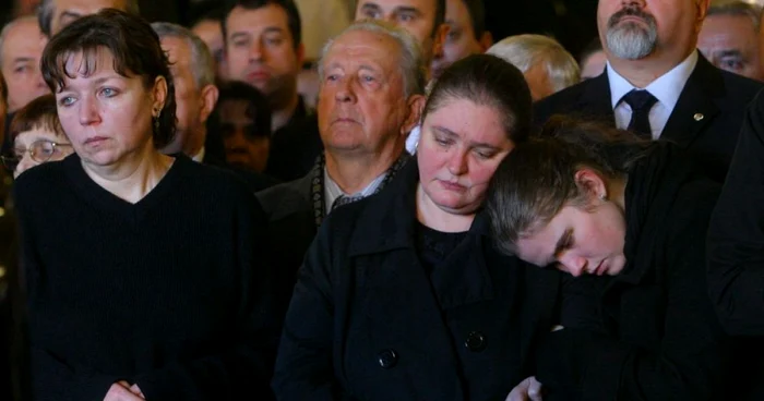 Ioana Păunescu (prima din stânga), la înmormântarea tatălui ei