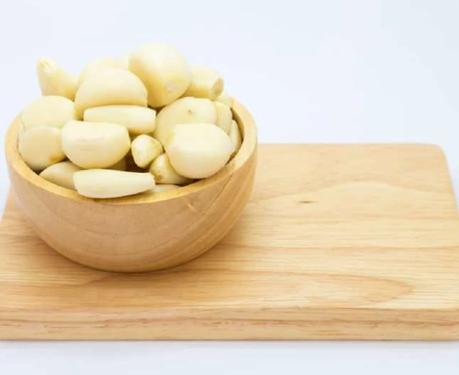 Pentru prepararea antibioticului natural ai nevoie de ghimbir şi usturoi.