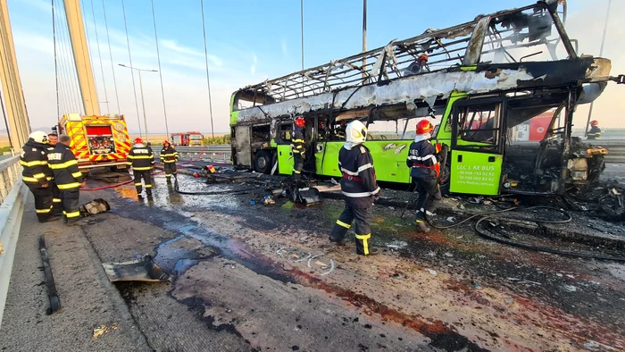 Autocarul a ars în totalitate. FOTO ISU Brăila