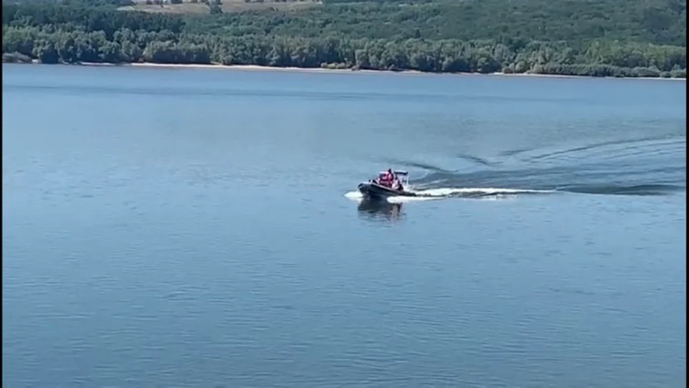 Adolescent dispărut în Dunăre, sub ochii prietenilor. Părinții speră într-o minune, în timp ce au loc ample căutări cu scafandri și un elicopter SMURD