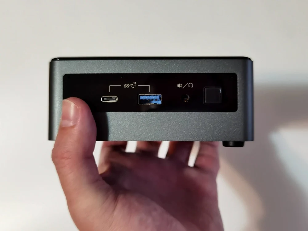 Intel NUC 10 i7FNH FOTO Adrian Pogîngeanu
