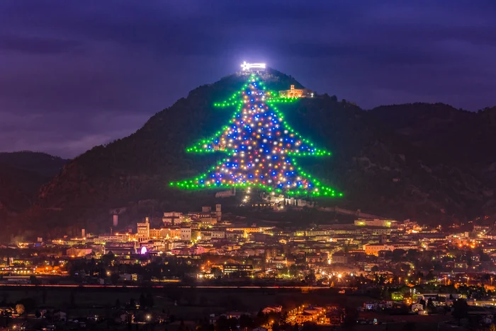 Bradul format din lumini, instalat în Gubbio, poate fi văzut de la 50 km distanță