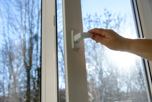 fereastra shutterstock 1898010493 jpg