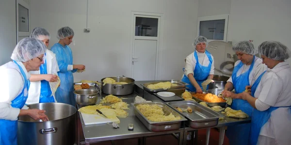 Sarmalele sunt pregătite după o reţetă tradiţională
