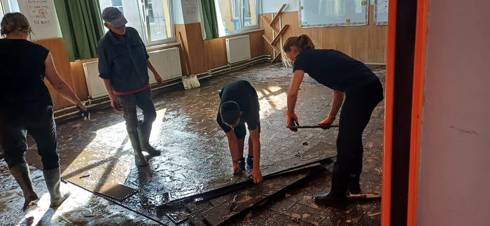 Oamenii au evacuat resturile cu mâinile goale. Sursa: Facebook/Anca Dediu