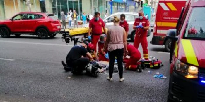 Pietonul accidentat este resuscitat de medicii SMURD Foto: ISU Galaţi