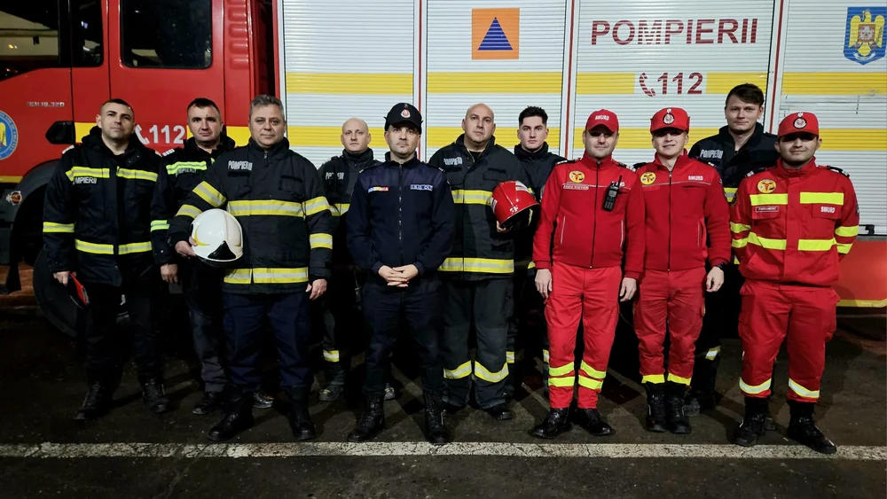 O femeie de 50 de ani a fost salvată dintr-o fântână de patru metri adâncime. Pompierii au reușit să o scoată în 15 minute