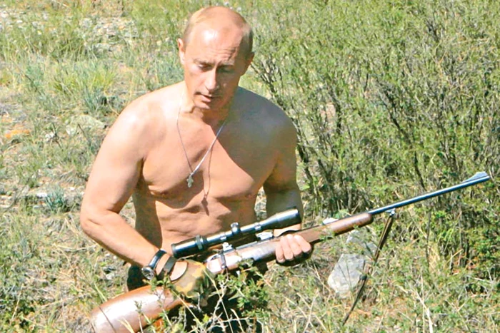 
    Vladimir Putin este  înnebunit să-şi arate  muşchii la bustul gol (Foto: reuters)  
