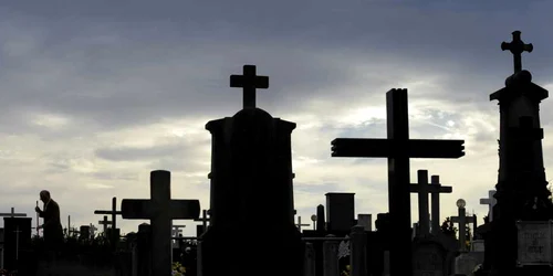 Rusul a căutat cadavrele în sute de cimitire