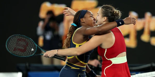 Aryna Sabalenka si Coco Gauff îmbrățișare la Australian Open FOTO GettyImages (1) jpg