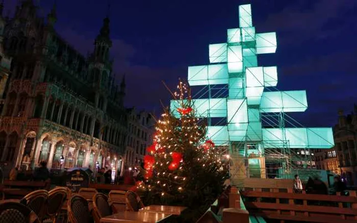 O instalaţie de oţel proiectată de arhitecţi francezi a înlocuit tradiţionalul brad de Crăciun în Piaţa Mare din Bruxelles FOTO Reuters