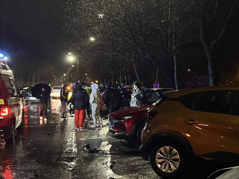 Accident în Sectorul 3 din București: un tânăr a pierdut controlul volanului și a lovit opt mașini parcate