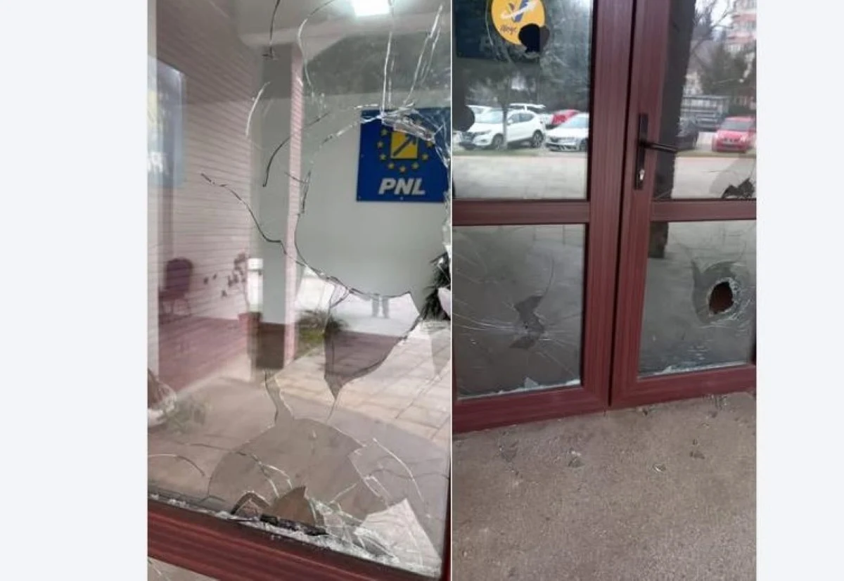 Geamuri sparte la sediul PNL Hunedoara. Al doilea act de vandalism în mai puțin de un an