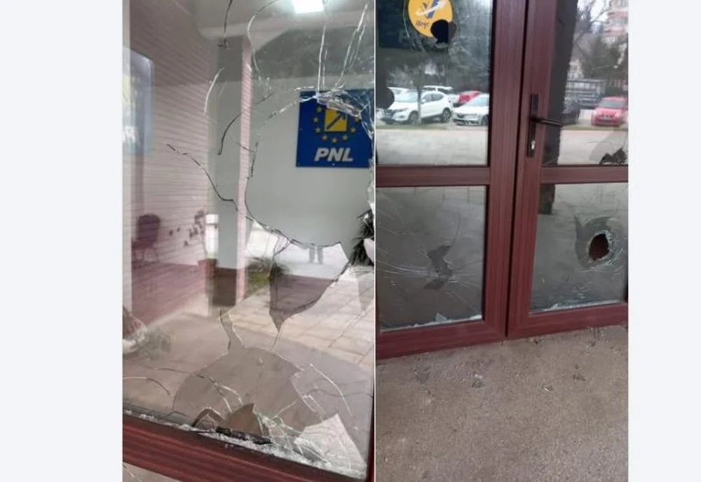 Geamuri sparte la sediul PNL Hunedoara. Al doilea act de vandalism în mai puțin de un an