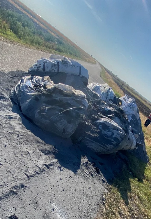 Deșeurile au fost abandonate pe un drum de exploatere FOTO: IPJ Dolj