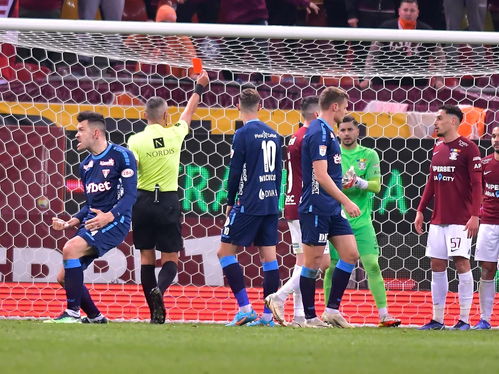 Morais a văzut cartonașul roșu pentru un henț în careu (Foto: sportpictures.eu)