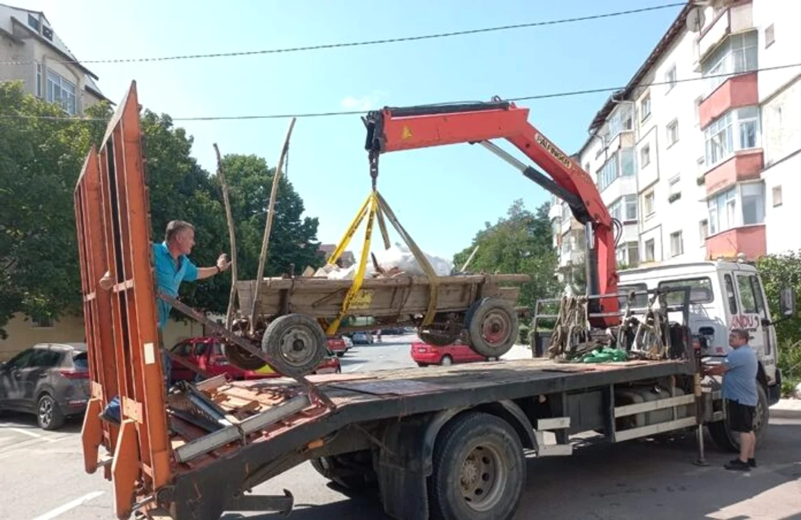 Momentul în care căruța este ridicată cu o platformă. FOTO Poliția Locală Onești