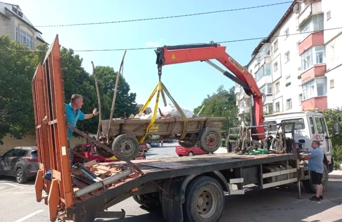 Momentul în care căruța este ridicată cu o platformă. FOTO Poliția Locală Onești