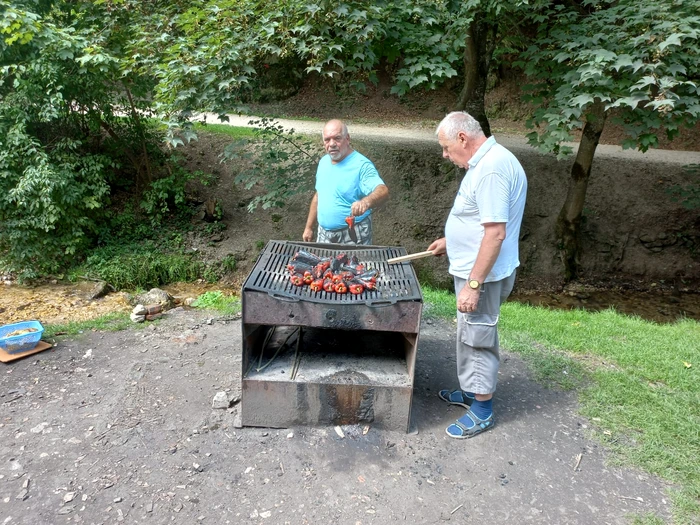 Brașovenii pregătesc zacusca la Pietrele lui Solomon FOTO Ioan Buciumar