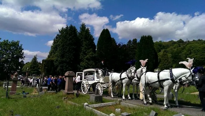 Sicriul a fost dus la cimitir într-o caleașcă trasă d epatru cai albi