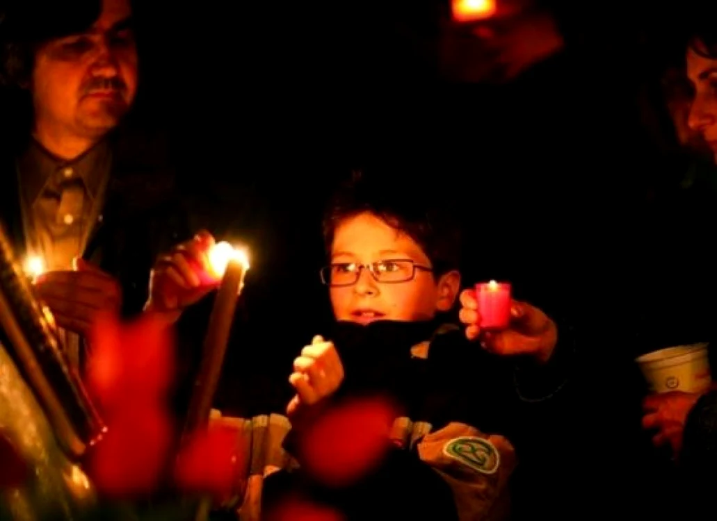 Lumina Sfântă a ajuns sâmbătă seara cu avionul din Ierusalim, în Bucureşti FOTO Adevărul