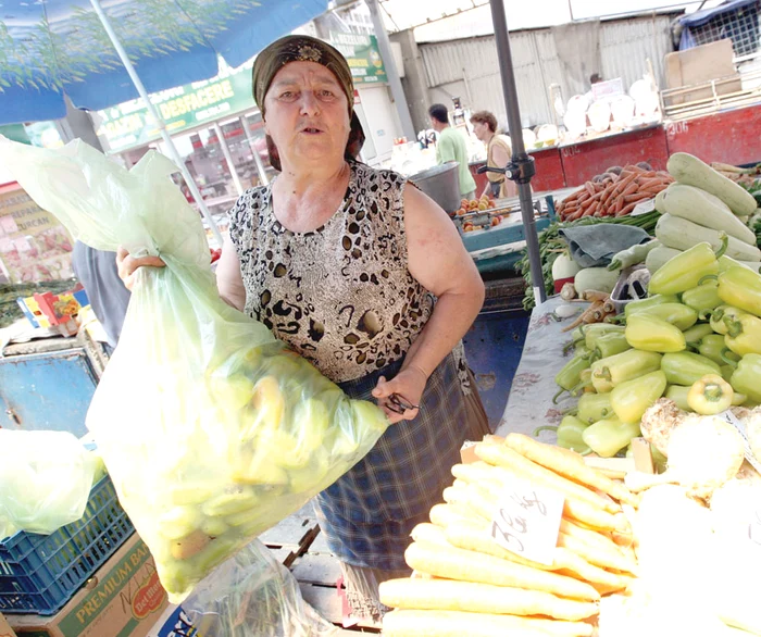 
    Irina vinde cartofii  cu 1 leu pe  kilogram, iar  lângă ea se dau  cu 0,8 bani  