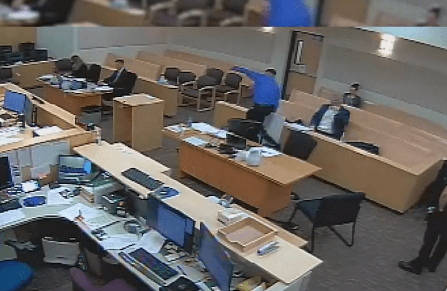 Un suspect de crimă reușește să evadeze din sala de judecată, Momentul a fost surprins de camere VIDEO
