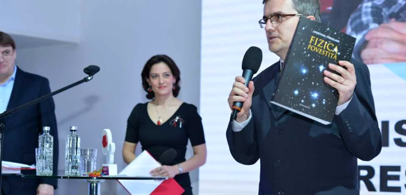 În cadrul Galei FP România 2015, domnul Cristian Presură, fizician şi scriitor, a primit Premiul FPR 2015 pentru Cultură (Ştiinţa fiind parte a Culturii) - pentru tomul Fizica povestită. (Foto: Sorin Stana)