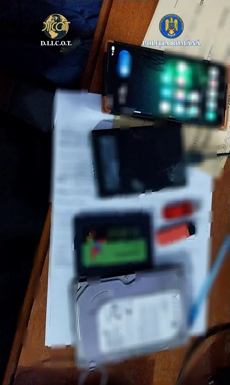 Materiale găsite la perchezițiile din Mehedinți. FOTO DIICOT