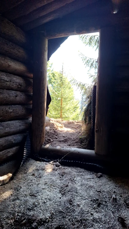 A fost reconstruit un adăpost al grupului Șușman. FOTO: Cornel Jurju