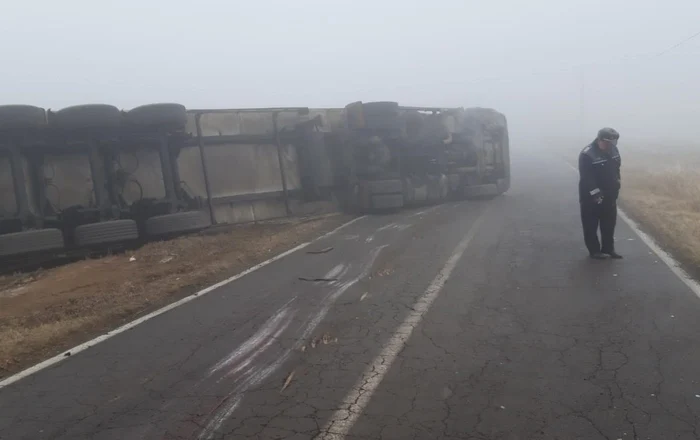 Carosabilul umed şi ceaţa pun probleme şoferilor FOTO: IPJ Tulcea