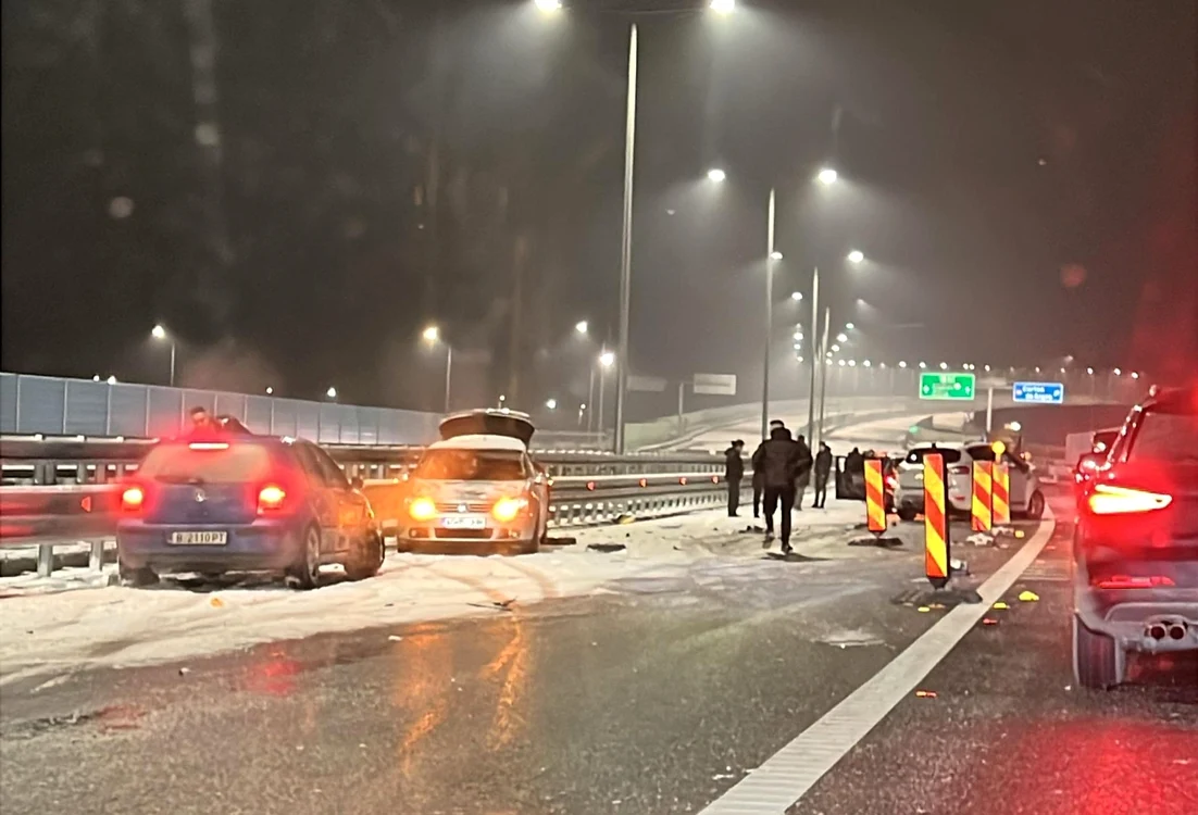 În accident au fost implicate şapte maşini. FOTO: Facebook/Sandu Sorin