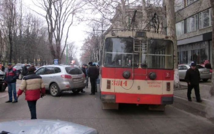 Tanara a fost electrocutata si aruncata la o distanta de trei metri