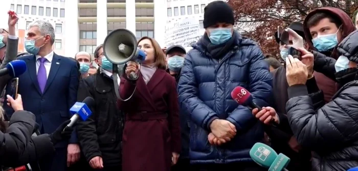 Maia Sandu a venit în faţa protestatarilor