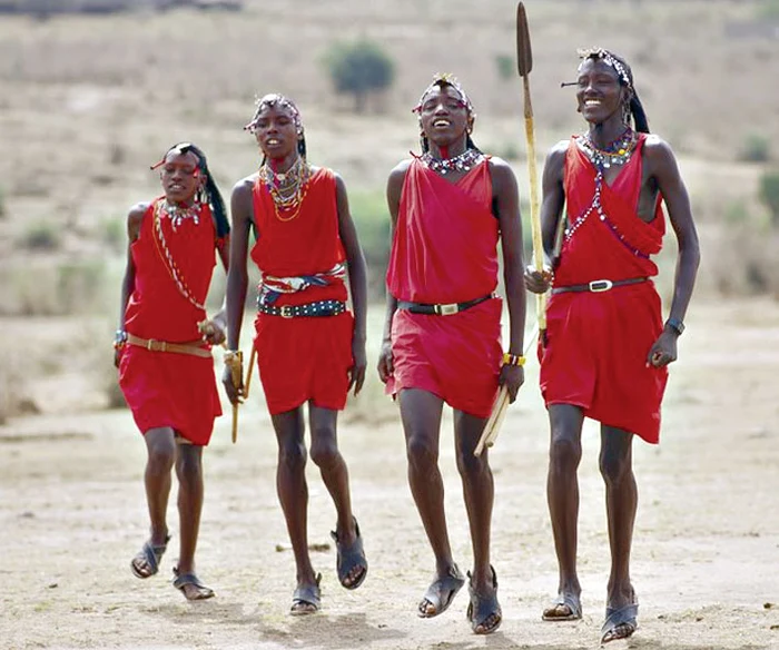 Printre atracţiile Kenyei se numără safari şi ritualurile băştinaşilor