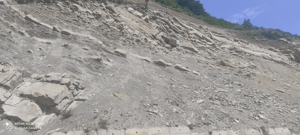 Stoparea căderilor de bolovani pe DN 10, în zona lacului Siriu. Se fac lucrări ample