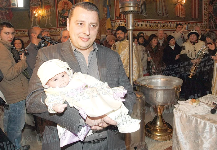 Fetiţele au fost cuminţi  pe toată durata slujbei, iar  nașii le-au hrănit cu biberonul (Fotografii: Dan Bistriţeanu)