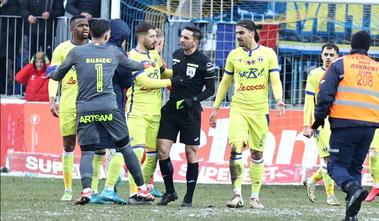 Sebastian Colțescu (negru), în mijlocul unor scene tensionate (FOTO: Sportpictures)