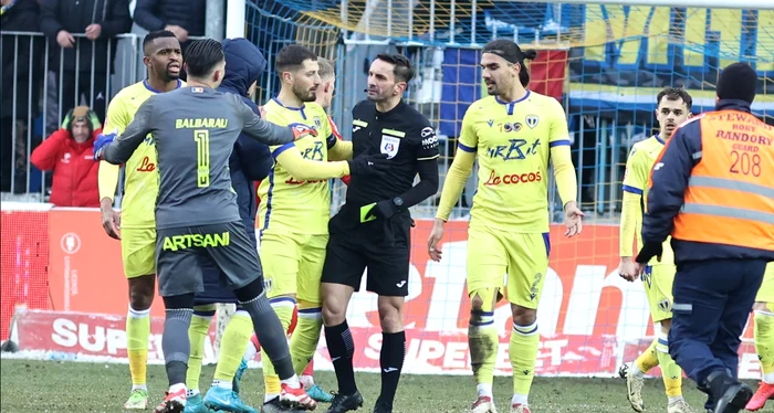 Jucătorii nu vor mai avea voie să parlamenteze cu arbitrii. Foto Sportpictures 