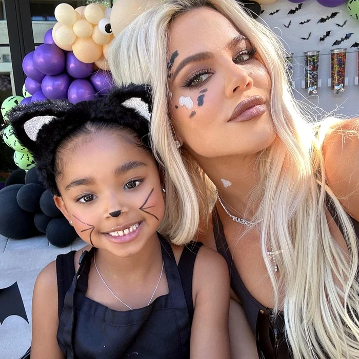 Khloé Kardashian, alături de fiica ei (Foto: Insta)