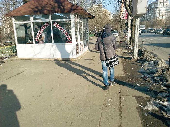 Frizeria ocupă jumătate din trotuar.