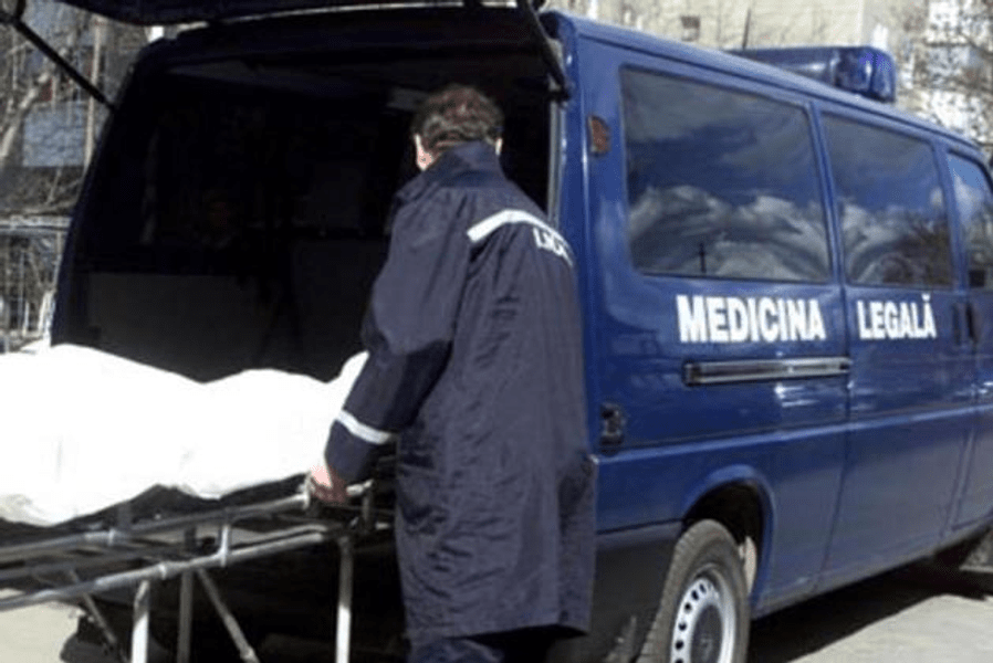 Un bărbat a fost găsit spânzurat de un copac într-o lizieră din Neamț